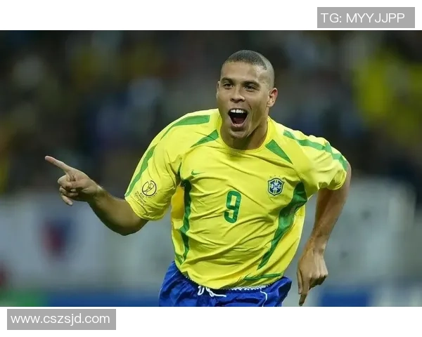 足球球星抓头发时的瞬间与背后隐藏的心理变化分析